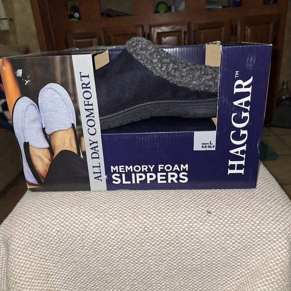 A pair of Haggar men's size large memory foam slippers. Black with diamond print - Picture 1 of 6